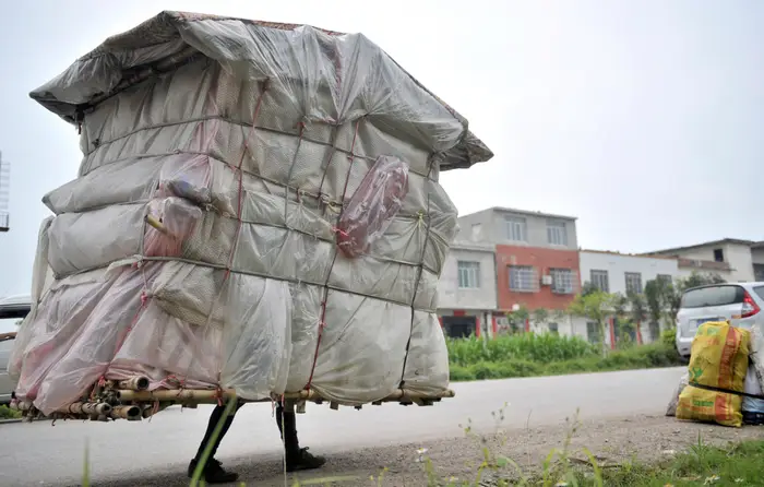 Liu Lingchao built a makeshift dwelling to house himself as he walked back to his hometown in China