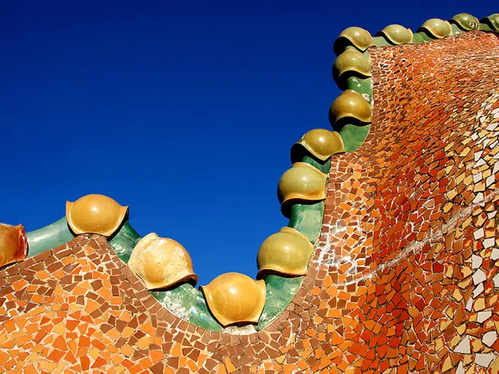 The arched roof of the Casa Batlló evokes a dragon’s back