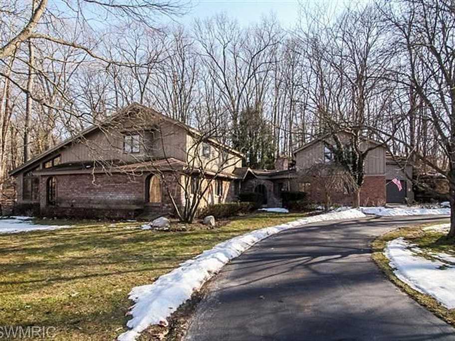 grand-rapids-mi-459900-will-get-you-a-6614-square-foot-house-with-five-bedrooms-on-a-huge-three-acre-lot-it-also-has-an-indoor-pool