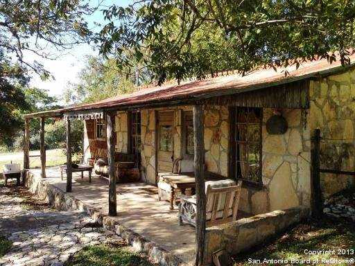 this-texas-ranch-comes-with-18-structures